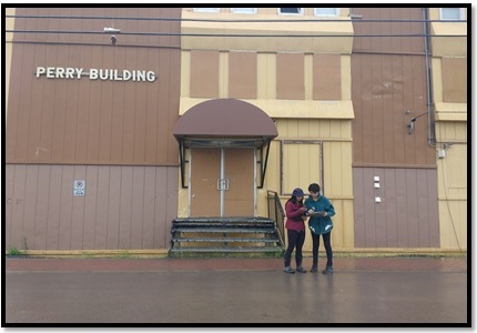 Kyla Hvatum (à gauche) et Nicole Collison (à droit), une autre étudiante PFETE, marquant un waypoint à l'aide d'un récepteur GPS.