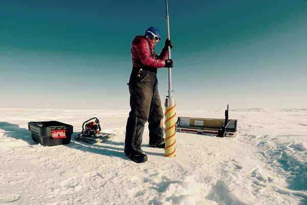 J'utilise un carottier de faible profondeur Kovacs pour extraire une carotte du sommet de la calotte glaciaire Agassiz sur l'île d'Ellesmere. Le fusil de chasse sert à nous protéger des ours polaires!
