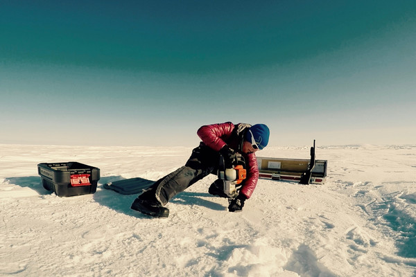 Nous utilisons une tête spéciale qui aide les spécialistes du carottage de la glace à prélever des carottes à faible profondeur.