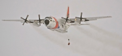 Largage par la Garde côtière des États-Unis de pièces nécessaires au garde-côte américain Healy et à l'hélicoptère du NGCC Louis S. St-Laurent Photo : Vincent Demers