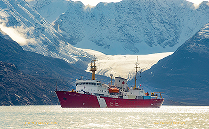 Photo : Le NGCC Hudson dans la baie de Baffin durant l’expédition scientifique