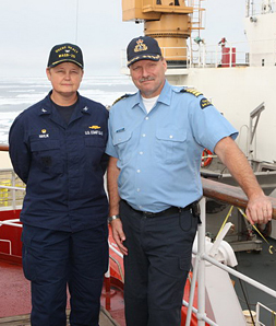 Le capitaine Havlik du garde côte USCGC Healy et le capitaine Rothwell du NGCC Louis S. St Laurent. (Photo par Don Glencross)