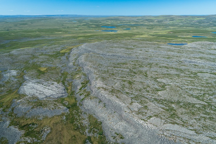 À perte de vue, des escarpements rocheux formés de sédiments qui se sont déposés sous mer il y a plus d’un milliard d’années