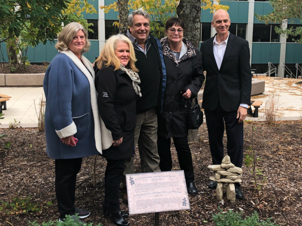 Photo: La famille Pelletier et moi à l’ouverture officielle de la Forêt fossile de l’Arctique Bernard Pelletier le 18 octobre 2018.