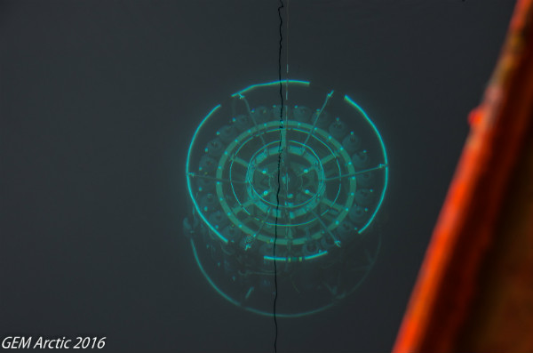 Mise à l’eau d’une rosette d’échantillonnage d’eau