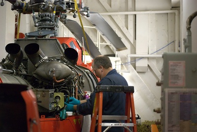 Steve Lloyd, ingénieur hélicoptère, qui effectue l'inspection réglementaire aux 100 heures. Photo de Hans Böggild