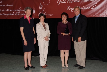 Photo: Dr. Kora receiving the Research Branch Science Achievement Award