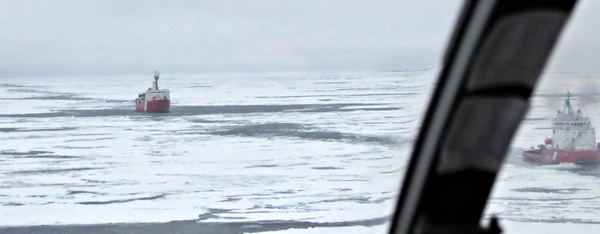 Le Louis et le Fox en position de recueillir des données sismiques comme on le voit par le pare-brise de l'hélicoptère. (Photo Kai Boggild)