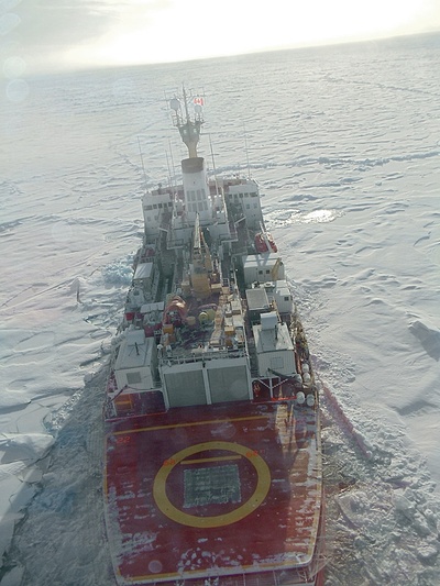 L'hélicoptère qui se pose. Photo de David Mosher