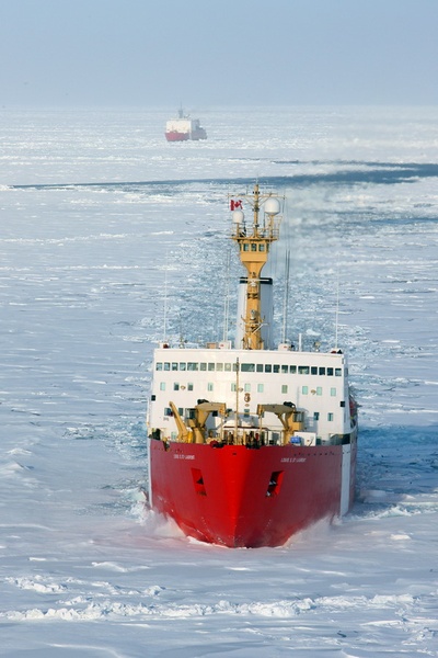 Le NGCC Louis S. St-Laurent prend les devants pour frayer un passage au Healy pour l'exploration multifaisceaux. Photo : Don Glencross, RDDC, et Chris Swannell (pilote d'hélicoptère).