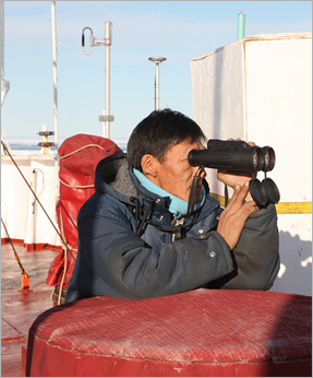 Nelson Ruben, observateur de mammifères marins, faisant le guet. (photo par Don Glencross)