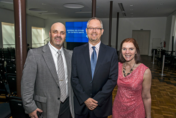 Mark McMaster, chercheur scientifique principal, Mark Hewitt et Joanne Parrott ont développé un type de surveillance environnementale maintenant utilisé au Brésil.