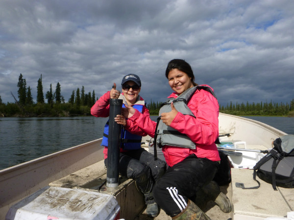 Kim (à gauche) et sa étudiante d'été Gwich'in (à droite) sur le terrain.