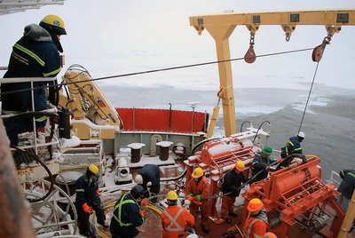 Déploiement du matériel sismique. Photo de Hans Böggild