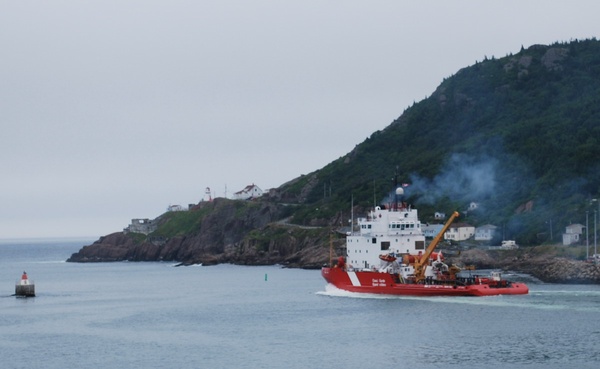 Le CCGS Terry Fox quitte St. John's (T.-N.-L.)