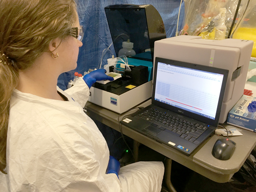 Photo : Catherine Yoshida, qui effectue un diagnostic de la tuberculose au Nunavut.