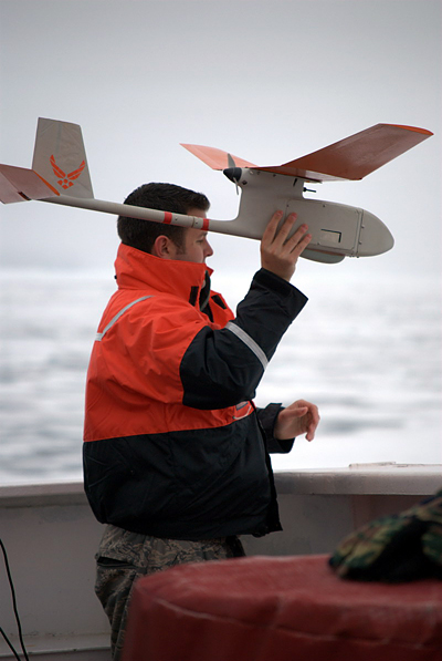 Lancement du VSA par le capitaine Stephen Wackowski de la US Air Force, vu du nid de corbeau du NGCC Louis S. St Laurent. Photo par Hans Böggild