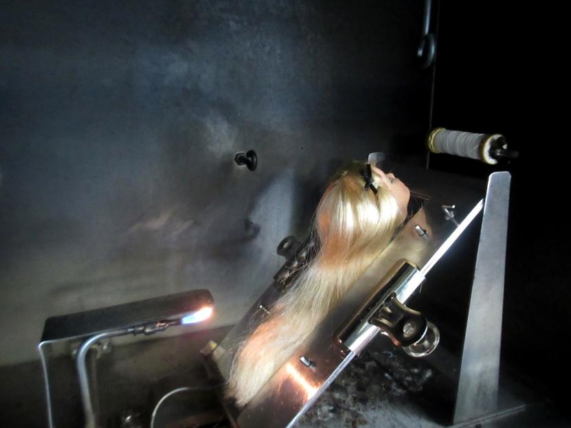 Quelle journée difficile pour cette poupée! Ses cheveux ne doivent pas s’enflammer lorsqu’ils sont exposés à une flamme pendant une seconde. S’ils s’enflamment, le feu doit s’éteindre tout seul dans les deux secondes qui suivent le retrait de la poupée de la flamme.  