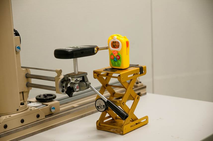 Être exposé à des bruits intenses pendant de longues périodes peut endommager votre ouïe – ce n’est un secret pour personne. À Santé Canada, nous savons à quel point les jouets bruyants peuvent être dangereux et nous les mettons à l’essai pour nous assurer qu’ils ne sont pas trop forts. Les jouets ne doivent pas émettre de bruit dont le niveau dépasse 100 dB, mesuré à la distance qu’il y aurait ordinairement entre le produit et l’oreille de l’enfant qui l’utilise. Par exemple, nous mesurons le bruit produit par ce téléphone-jouet à très courte distance, mais nous nous éloignerions pour mesurer celui d’une tondeuse-jouet.