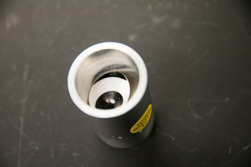 Les enfants de moins de 3 ans portent presque tous les objets à leur bouche. C’est pourquoi nous procédons à des épreuves spéciales lorsque les jouets sont susceptibles d’être utilisés par des bébés ou des bambins. Si un composant d’un jouet destiné aux tout petits peut être entièrement contenu dans le cylindre pour petites pièces ci-dessus (comme l’œil en plastique qu’on voit sur la photo), nous ajouterons tout de suite le jouet à la liste des « vilains ». Les jouets destinés aux enfants plus vieux qui comportent de petites pièces portent souvent une mise en garde contre le danger d’étouffement ou une étiquette indiquant que le jouet n’est pas destiné aux enfants en bas âge. 