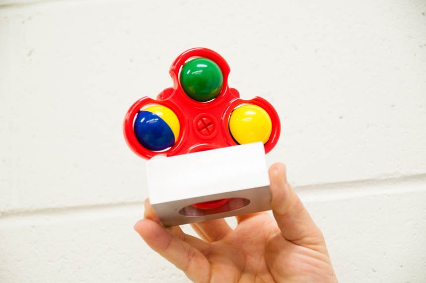 Les hochets doivent être fabriqués de manière à ce qu’aucune partie ne puisse passer au travers du trou au centre de ce gabarit d’essai. Tout hochet qui ne répond pas à cette exigence pourrait gêner la respiration d’un bébé et il se retrouvera très certainement sur la liste des « vilains ». Le hochet qu’on peut voir dans la photo y satisfait!