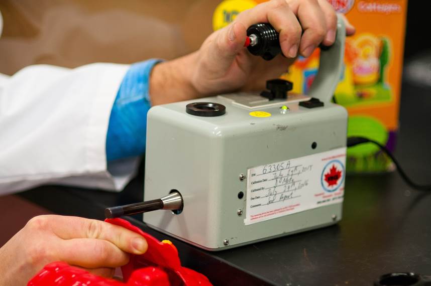 Voici un autre jouet qui s’est cassé après qu’on l’a laissé tomber (voir 7. Ils se brisent lorsqu’on les échappe). Nous l’avons mis à l’essai pour voir si le bord brisé était coupant. Le ruban spécial que nous utilisons pour cette épreuve a une texture similaire à celle de la peau. Toute déchirure indique donc que le bord pourrait couper la peau. Et c’est inacceptable quand il est question de jouets! 