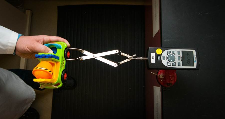 Pour l’épreuve « pousser-tirer », nous appliquons une force de 44,5 newtons graduellement pendant 5 secondes, puis la maintenons pendant 10 secondes. Nous le faisons pour toute partie d’un jouet qui risque de se détacher ou de s’endommager. Après chaque essai, nous inspectons le jouet pour voir si de petites pièces s’en sont détachées (si le jouet est destiné aux enfants de moins de 3 ans) ou s’il y a des pointes aiguës ou des bords tranchants.