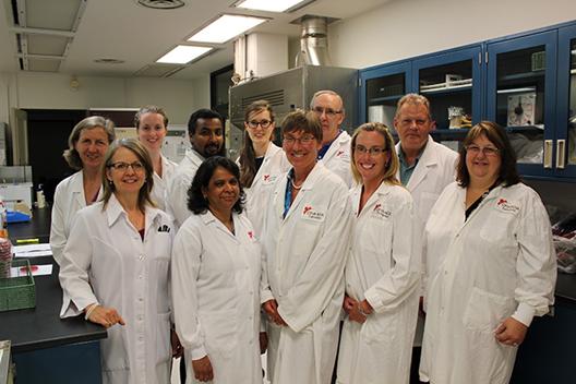 Équipe du laboratoire de microbiologie vétérinaire d’Ottawa (Fallowfield) – première rangée, de gauche à droite : Cheryl Lutze-Wallace, Gloria Berlie-Surujballi, Cathie Elmgren, Jenni Widdison, Donna Milnes. Dernière rangée, de gauche à droite : Teresa Burke, Amanda Laverdiere, Mohamed Elmufti, Émilie Falardeau, Brian Brooks, John Devenish
