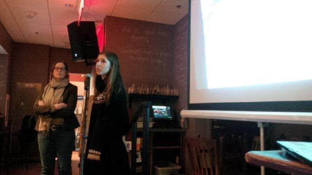 De gauche à droite - Corinna Vester et Tara Jodoin présentant l'initiative Alliance carrière 360 - Inspirer les jeunes filles à faire carrière en STGM et intégrer les Autochtones du Centre canadien de cartographie et d'observation de la Terre (CCCOT), à un événement des Femmes en science et en génie (FSG), à Ottawa.