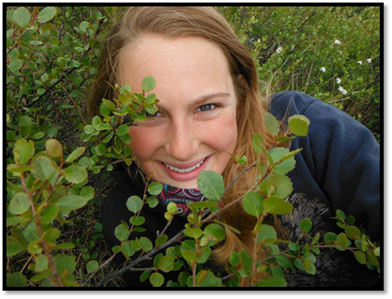 Katie Black dans une parcelle d'arbrisseaux Betula glandulosa au ruisseau Trail Valley.