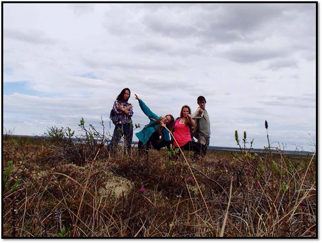 Emily, Jenna, Katie et Cory dans une pose.