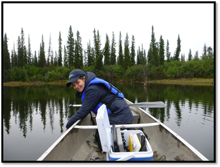 Kimberley prélevant des échantillons de méthane dans le lac 280. La recherche se concentre principalement sur un ensemble de six lacs situés dans le delta, tous accessibles par bateau à moteur ou en canot.