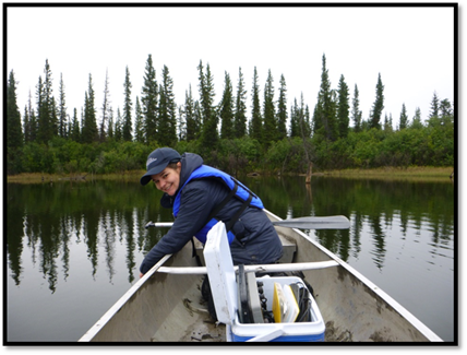 Kimberley prélevant des échantillons de méthane dans le lac 280. La recherche se concentre principalement sur un ensemble de six lacs situés dans le delta, tous accessibles par bateau à moteur ou en canot.