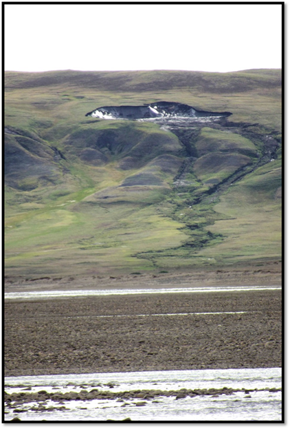 Éboulement causé par le dégel du pergélisol à l'île Banks, dans les T.N.-O. Le sol, qui était précédemment gelé, a dégelé et s'est effondré, pour ensuite se déverser dans la rivière.