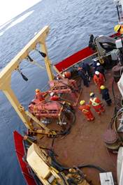 Le pont arrière : le chevalet, les traîneaux à pistolet, le panneau de contrôle de la pression de l’air et les flûtes sismiques
