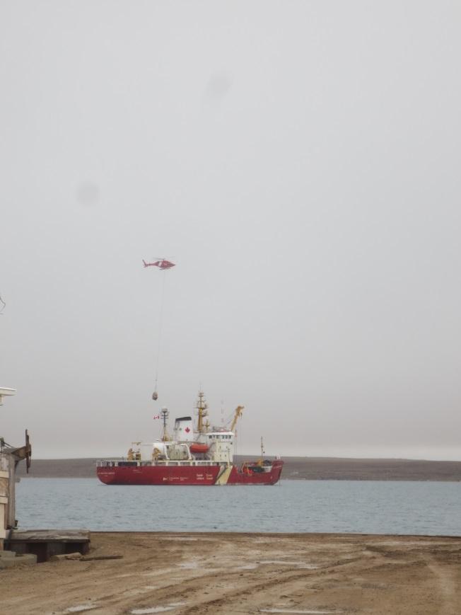 L’hélicoptère Bell 429 déplace l’un des six paquets à embarquer
