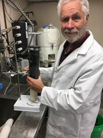 Traitement des carottes par Charlie : Le scientifique principal de MBARI, Charlie Paull, commence le traitement de l’une des carottes de sédiments prélevés par le VST.