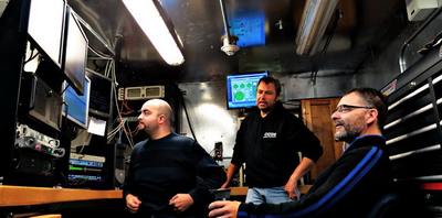 L'équipe du matin surveille les données de réflexion et de réfraction entrantes dans le laboratoire de sismologie