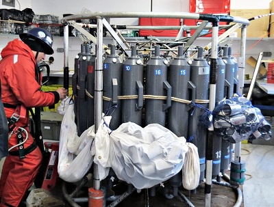 Glenn Cooper récupérant la rosette/CTD après le relevé dans le laboratoire océanographique