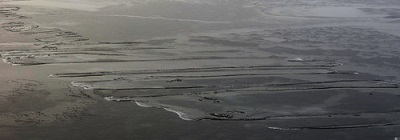 Formation de doigts de glace flottante dans le nilas sombre