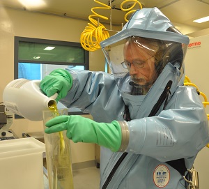 Scientifique Greg Smith porte une combinaison de pression positive