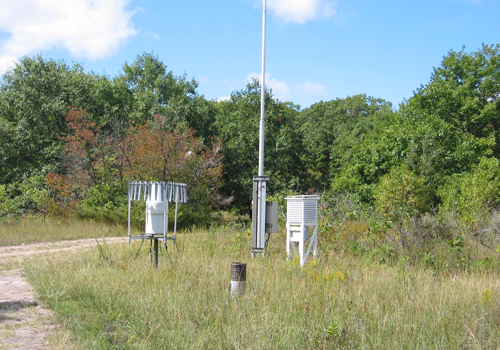 Photo: Les chercheurs utilisent des instruments comme ceux-ci pour mesurer la pluie et la température. Lieu : île Beausoleil, en Ontario