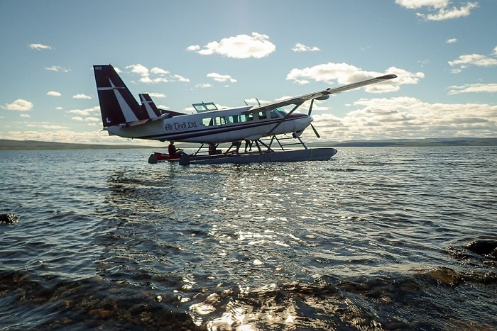 Les canots abordent l’hydravion. Il y a tant de lacs dans le Nord qu’on en choisit un au hasard, on se pose et on monte le camp. 