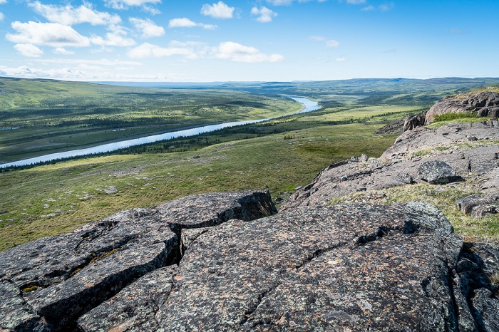 La rivière Coppermine serpente à travers un magnifique paysage de roches volcaniques à la limite de la zone arborée