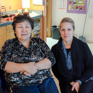 Betty Haogak et Magali Houde lors d’un atelier sur le phoque annelé à Sachs Harbour, dans les Territoires du Nord-Ouest (photo : Maeva Giraudo)