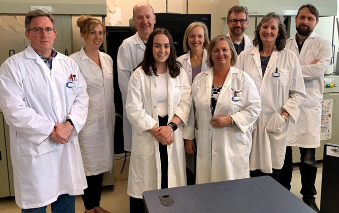 L’équipe de la SSN de Santé Canada (de gauche à droite) – Derrière : Matt Cook, Jessica VanderVeen, Stephen Kiser, Jean-François Mercier et Christian Ouellet . Devant : Erin Fitch, Genowefa Olender et Bonnie Todd. Au centre : Kim Wright.