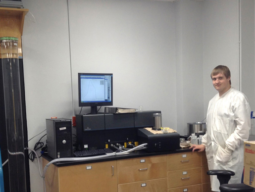 Logan analyse des échantillons au laboratoire de sédimentologie de la CGCA (photo : Charles Schafer).