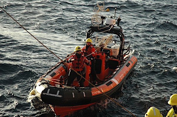 Une embarcation pneumatique à coque rigide pour la récupération et le remorquage du VSA jusqu’au NGCC 