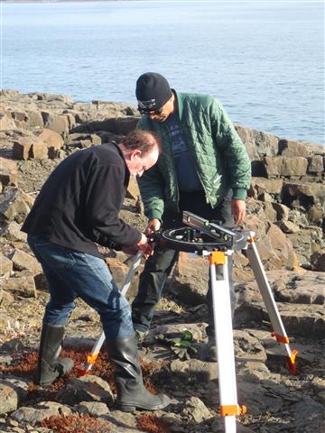 Étalonnage des boussoles. Nous sommes débarqués sur une île rocheuse dans la baie près de Kugluktuk, par un bel après midi, pour effectuer l’étalonnage.