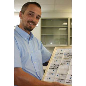 Un scientifique de l’ACIA piège des coléoptères envahissants évasifs avec un parfum d’insecte irrésistible